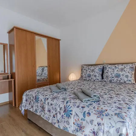 Milka In In Strandnaehe Porec